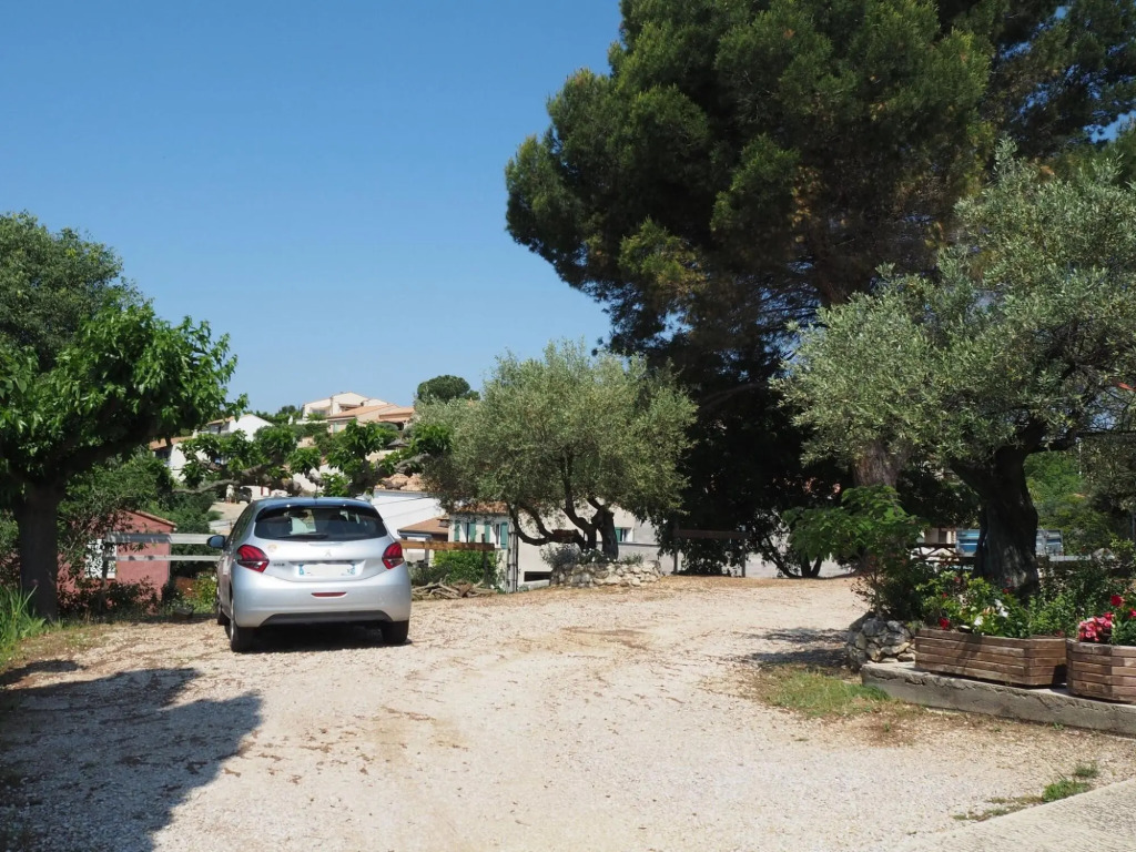 Holiday cottage with private terrace, Bellegarde