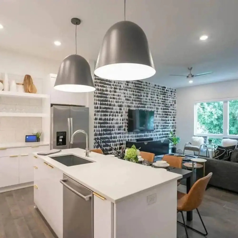 Spacious 4BR Minutes From Broadway- Sleeps 14