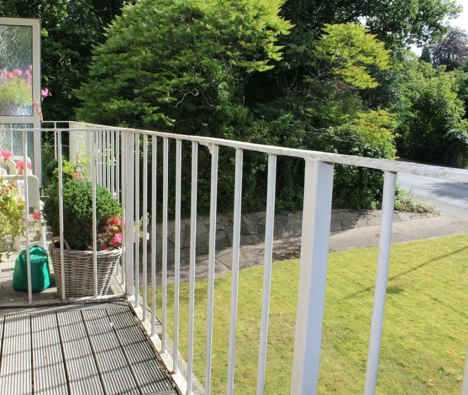 Balcony Apartment - Spacious 2 Large Beds