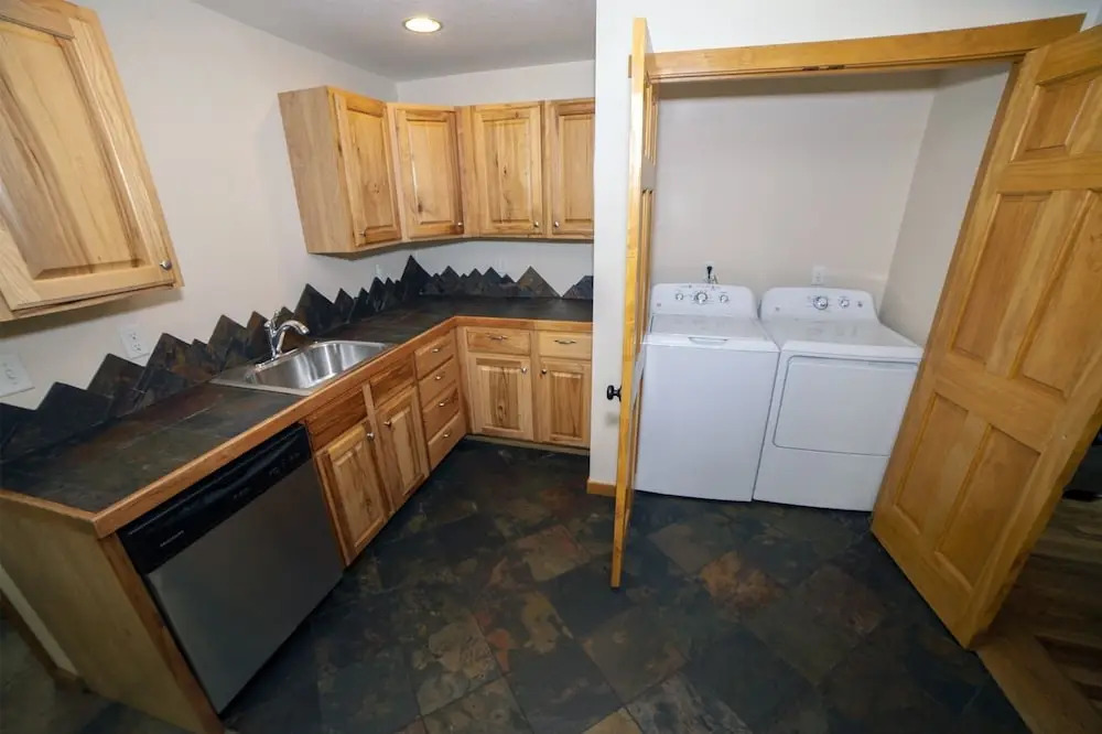 Rocky Mountain Retreat 1A- 4 bedroom/3 bath with personal hot tub offers Panoramic Mountain Views 4 Cabin