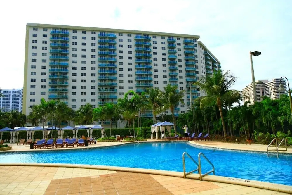 1 Bedroom + Den Bay View Apartment Or1610