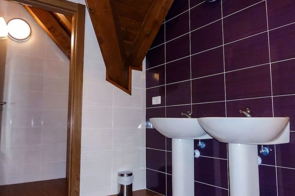 Hostal y Albergue Haizea - Hostel