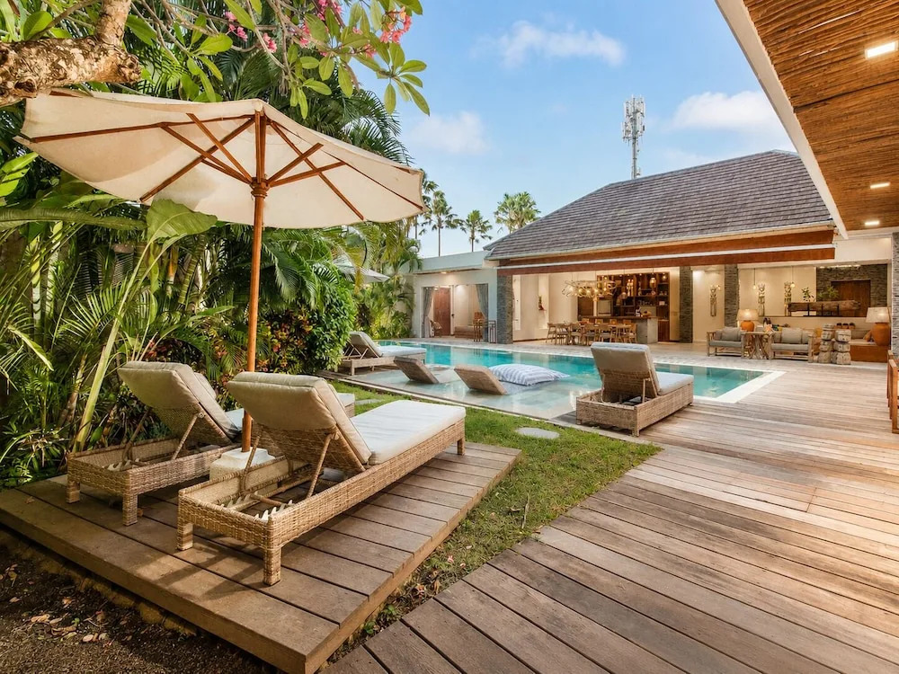 Dreamy 5BR Haven, 200m to Berawas Blissful Beach