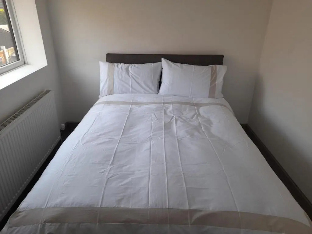 Central Manchester Family-Friendly Home with Free Parking and Workspace
