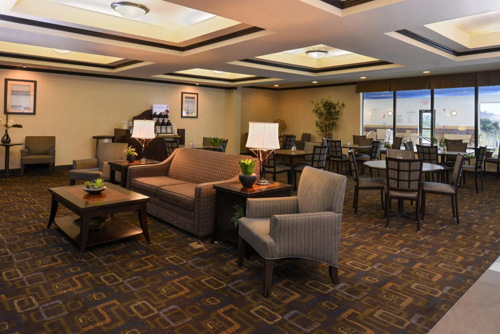 Holiday Inn Express & Suites Fairmont by IHG