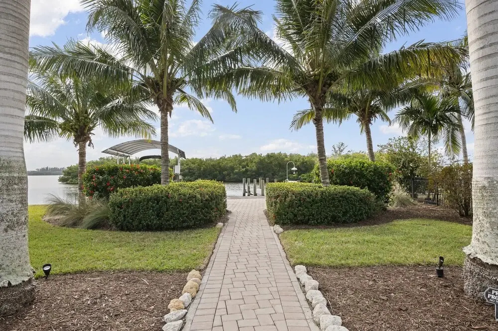 1 Bedroom Bay Front Villa Bring Your Boat Dock Space Available 1 Villa by Redawning