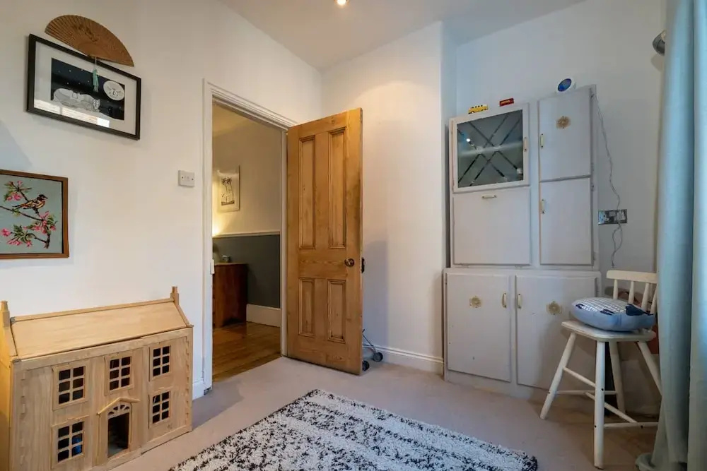 Airy and Tasteful 3 Bedroom Apartment in Five Ways Area