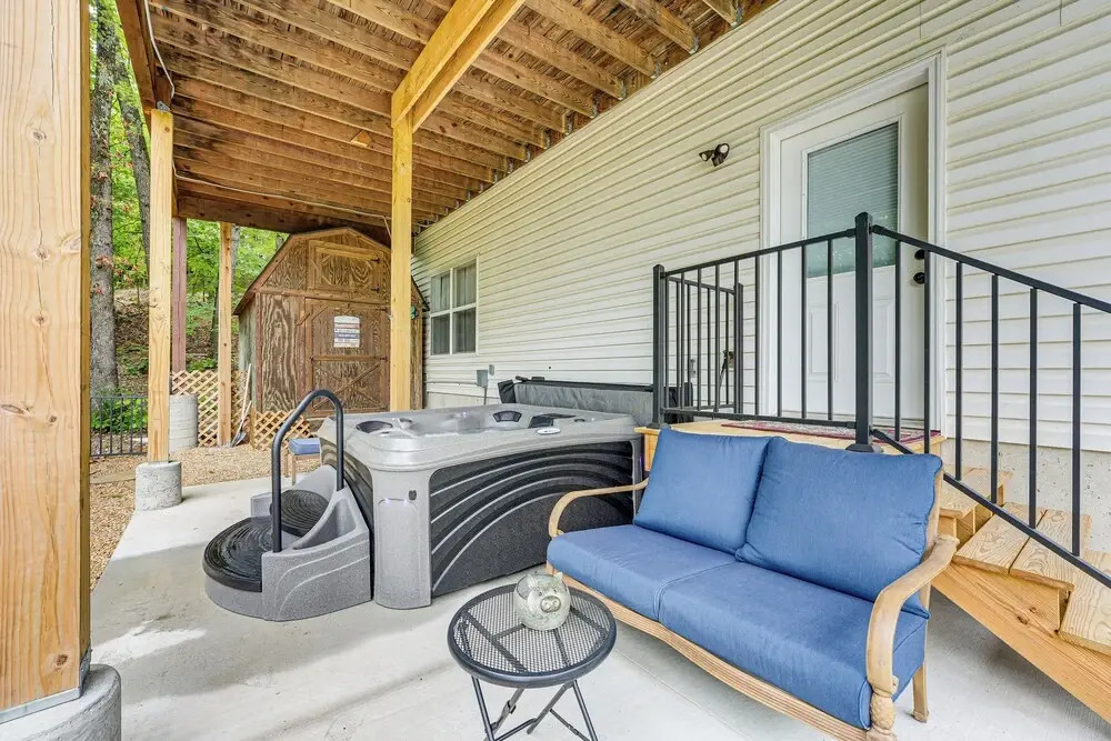 Hot Tub and Game Room! Secluded Branson Escape