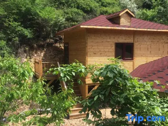 Wuling Mountain's Shouyuzirangjingba Guesthouse