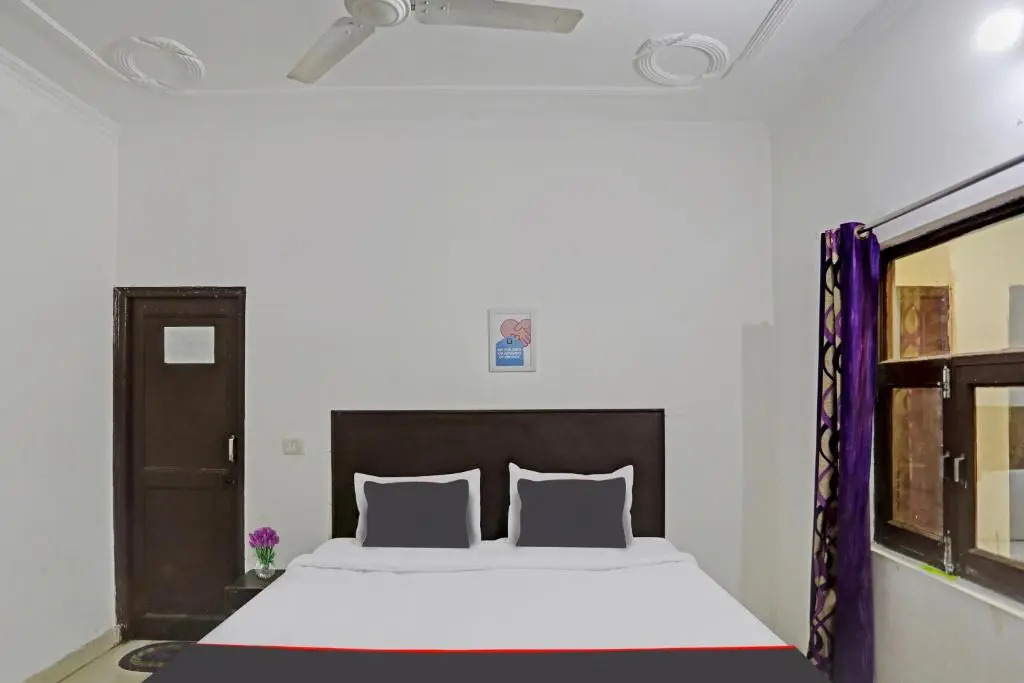 Collection O Mayank Guest House Near ISKCON Temple Noida