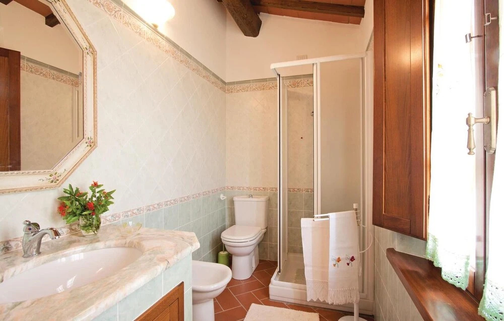 Stunning Home in Ponte Buggianese PT With Wifi and 4 Bedrooms