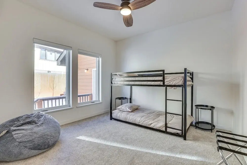 Great for Groups! Luxury Mtn-view Granby Home