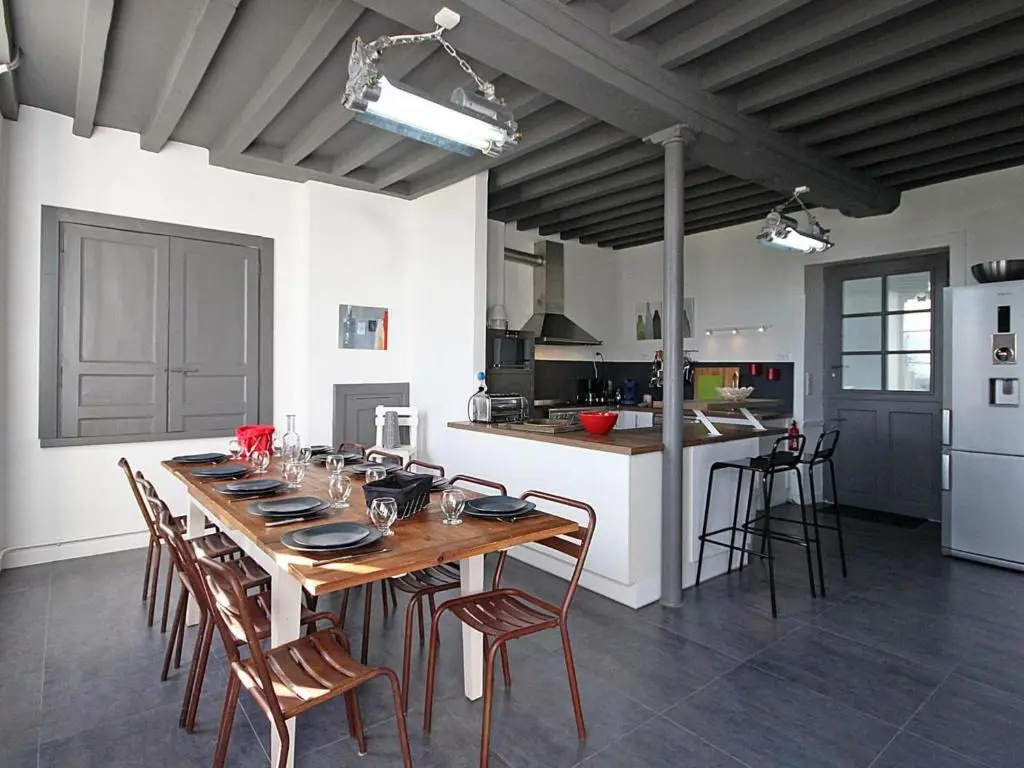 Maison Spacieuse avec Piscine Couverte et Wifi à Laleu - FR-1-497-46