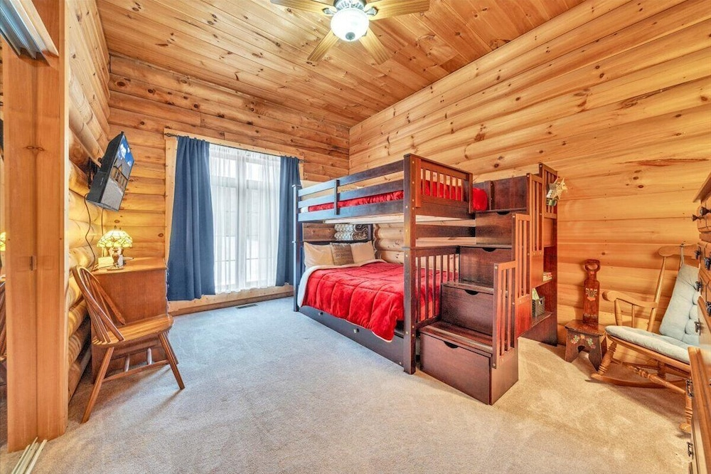 Liberty Pines - Lakefront Log Home, Swim Spa & Game Room