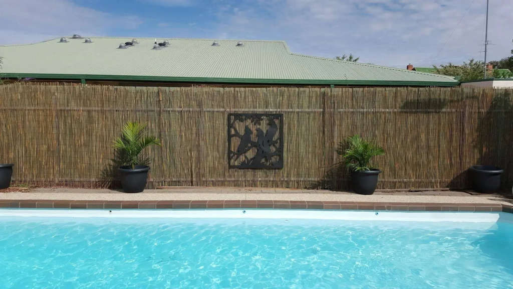 Smerdon Lodge Motel