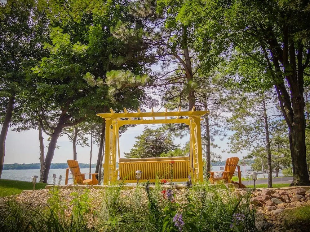 Lake Ripley Lodge w Lake Front Rooms, Grand Porch, Kayaks & Paddleboard
