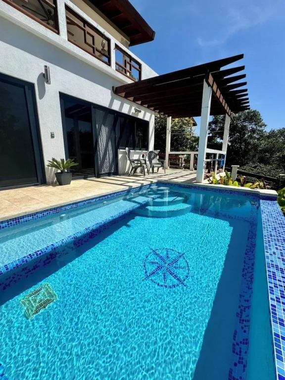 Roatan Infinity Pool and Ocean View Apartment
