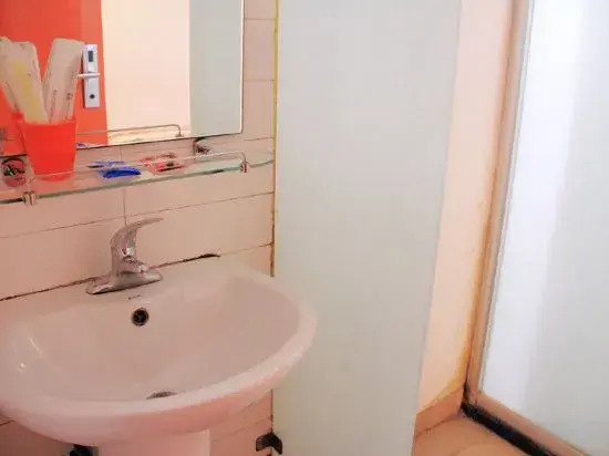 Wuhu Mingzhu Holiday Inn (Zhonghe Road Shop)