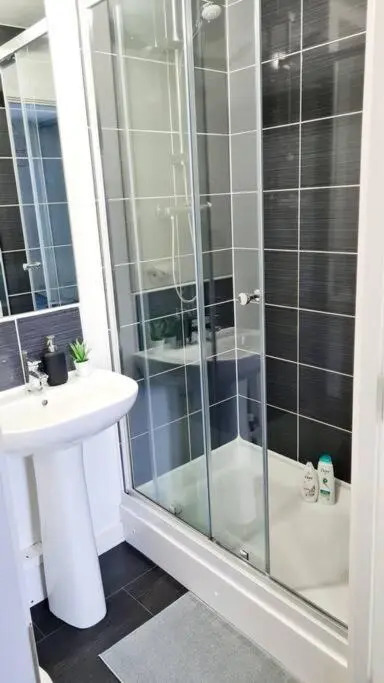 Stylish 2 bedroom Apartment / FREE Gated Parking