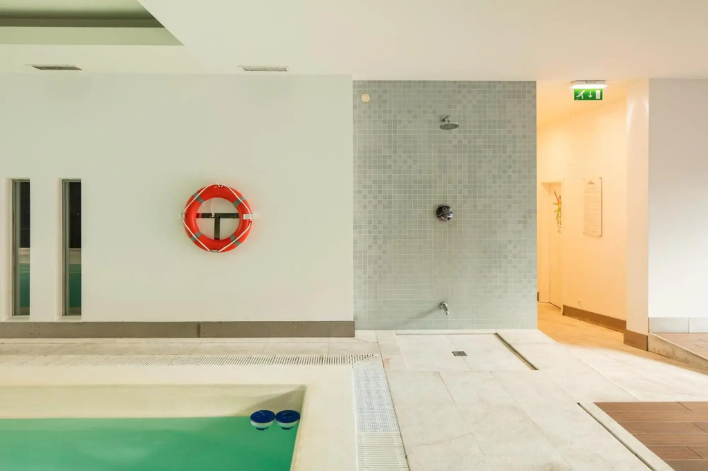 Skyscraper Riverview Lisbon with Indoor Pool