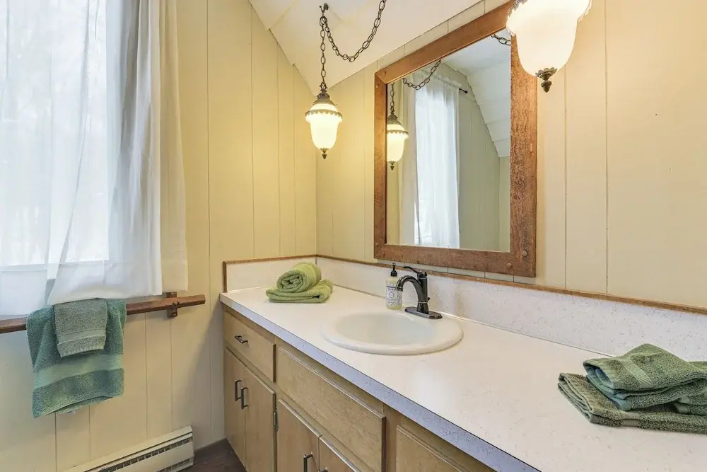 2 Mi to Schuss Mountain: Cozy Cabin w/ Deck