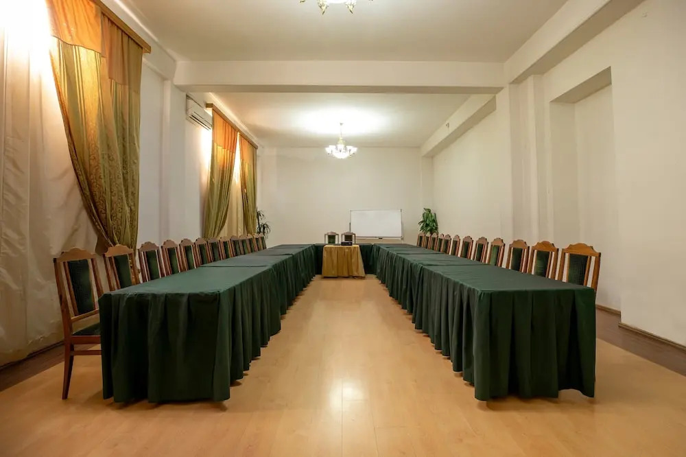 Leader Hotel