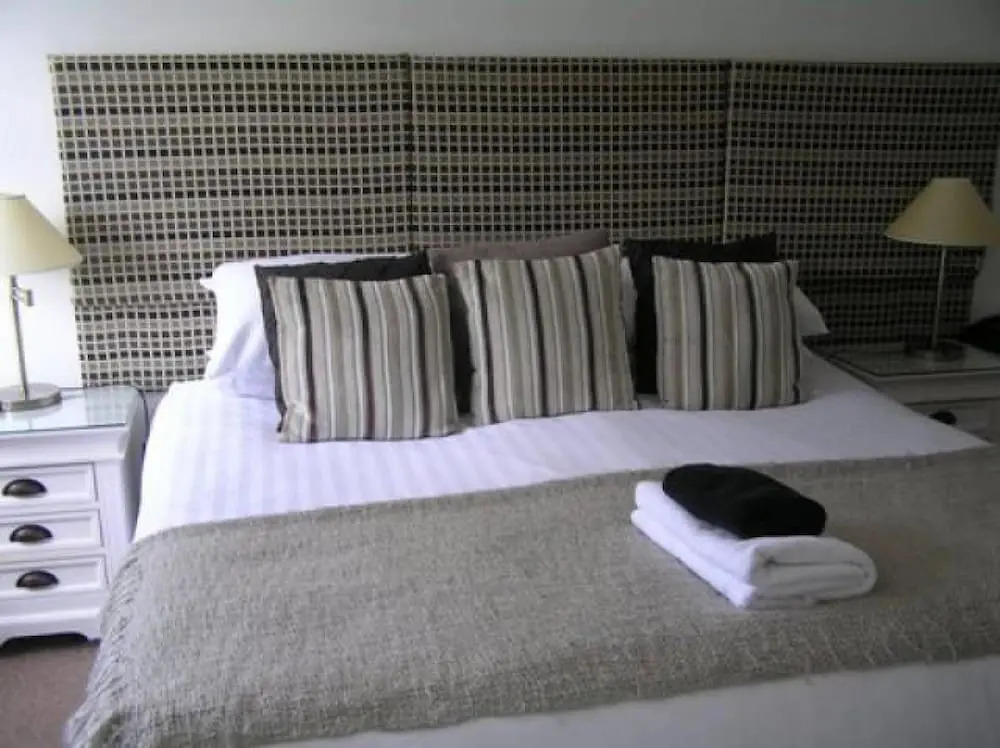 TOWNHOUSE ROOMS