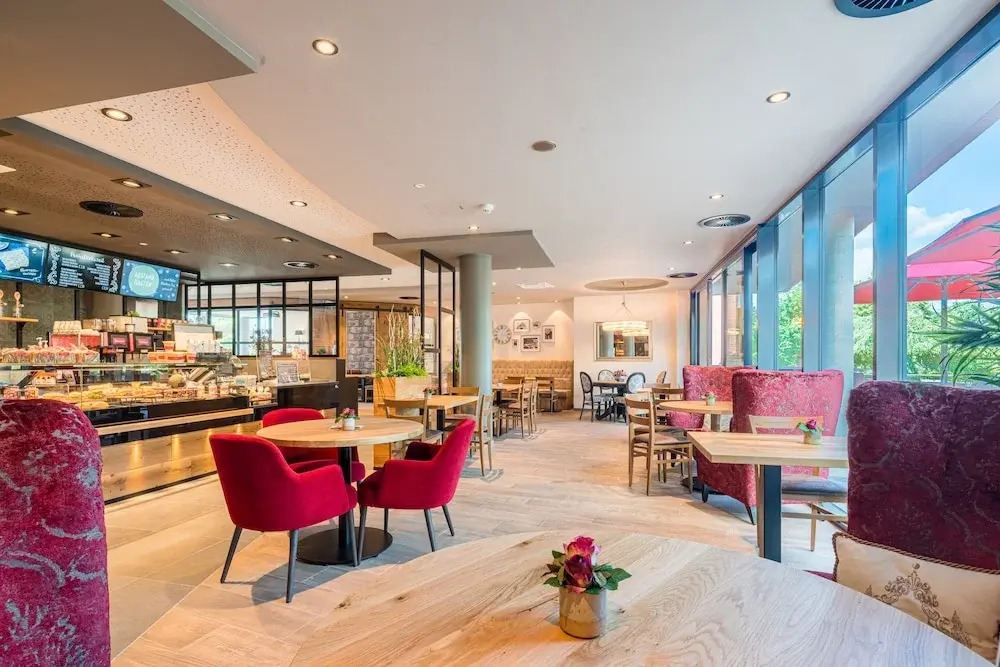 Stadthotel Lohne, Self Check-in & entspannt im Café frühstücken