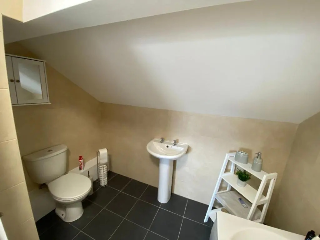 Stylish 2 bed apartment sea front location suite 3
