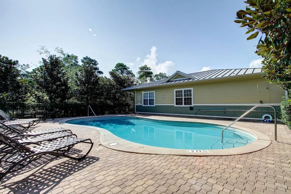 Cute little Cottage! Perfect Getaway! 2 Pools! SLEEPS 4