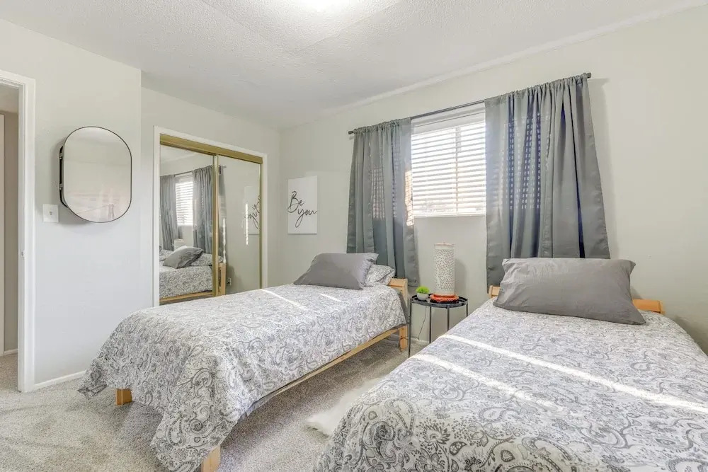 Walk to Conveniences: Tempe Condo w/ Pool!