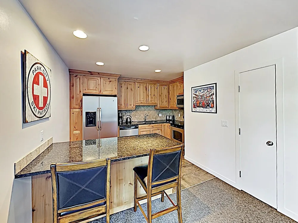 New Listing! Ski Basecamp W/ Hot Tub, Walk To Lift 3 Bedroom Townhouse