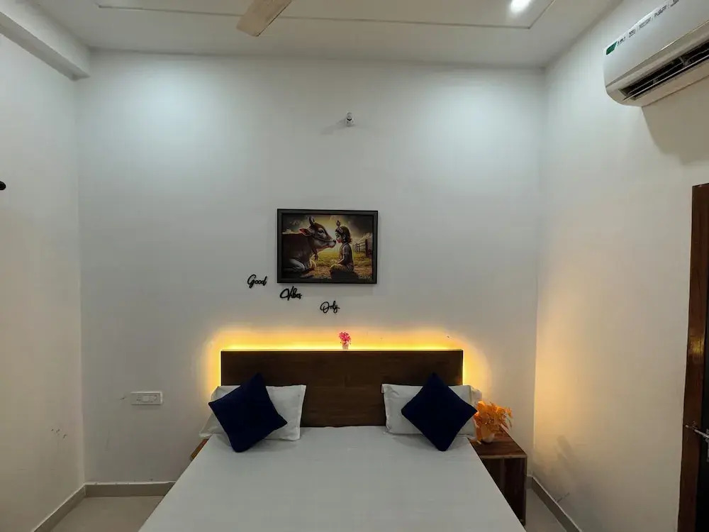 Shree Radha Vallabh Palace 800m from Prem Mandir