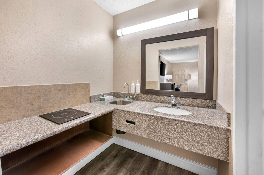 Super 8 by Wyndham Metairie