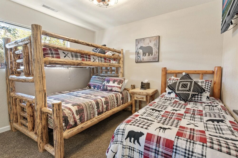 Pine Mountain Lodge - Cute And Cozy With Hot Tub And Fenced Yard! 2 Bedroom Cabin