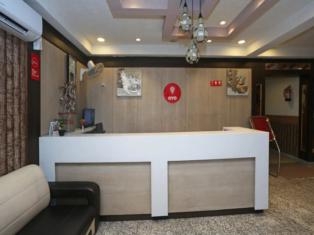OYO Flagship 12177 Hotel Crystal Inn