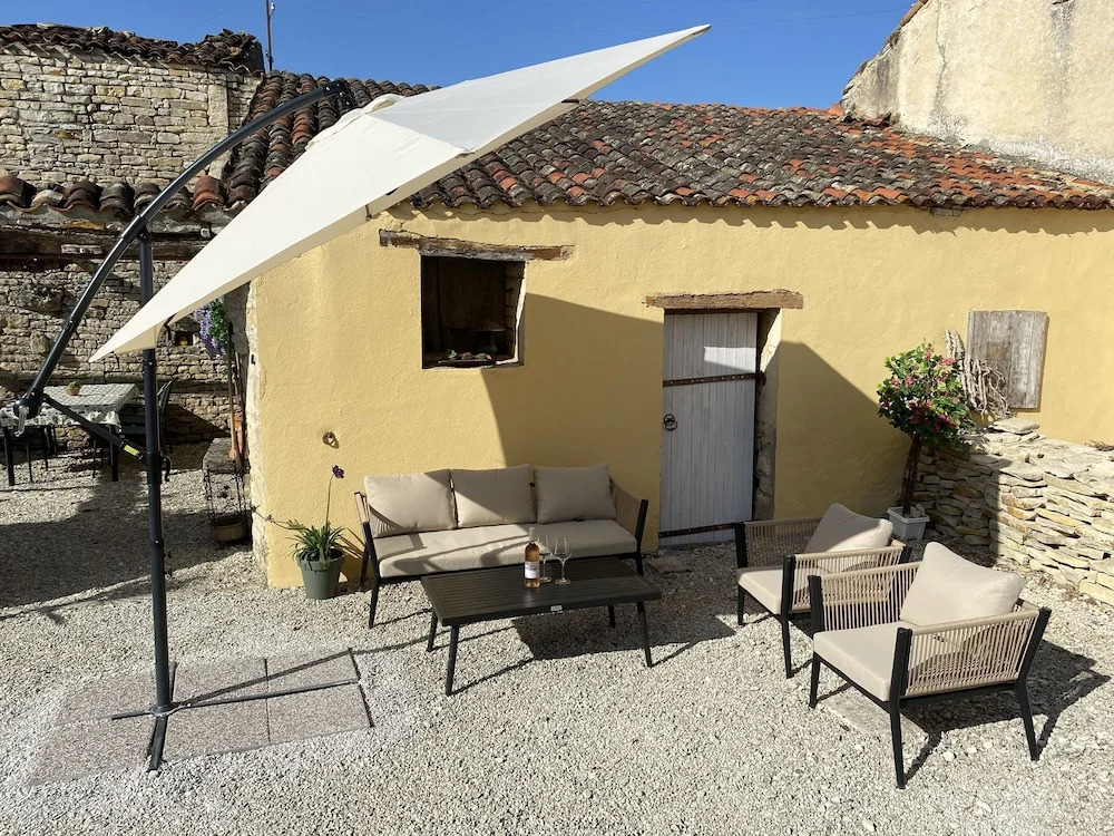 Lancien Cafe - Suites and Gites