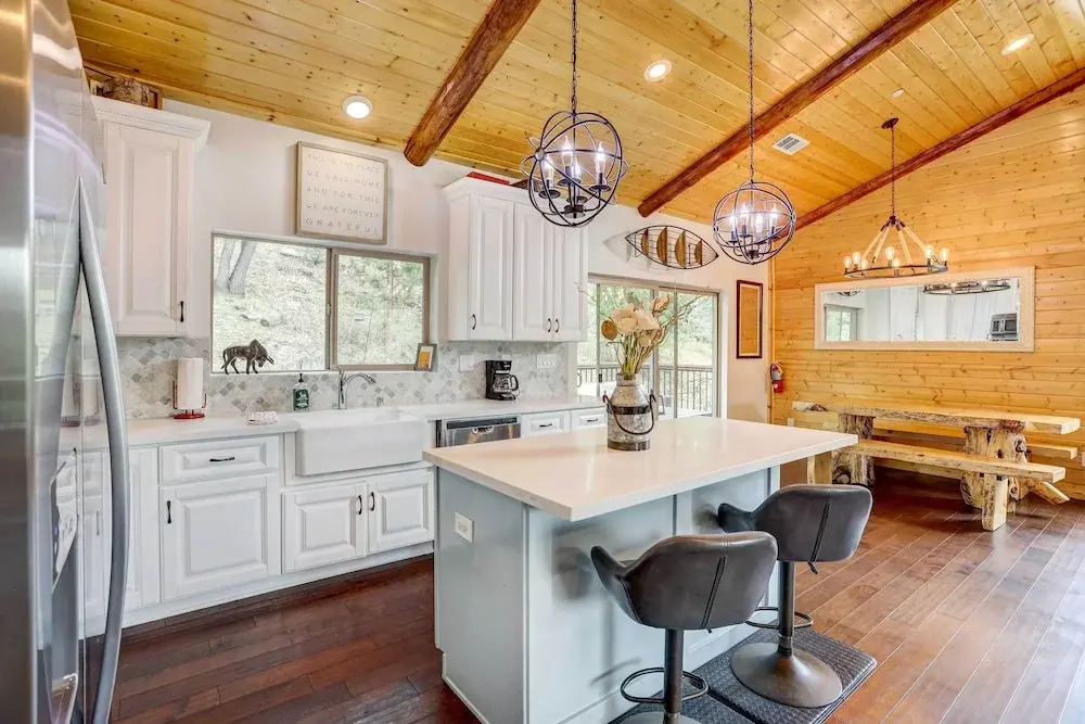Custom-built Gem w/ Kayaks & Games in Big Bear!