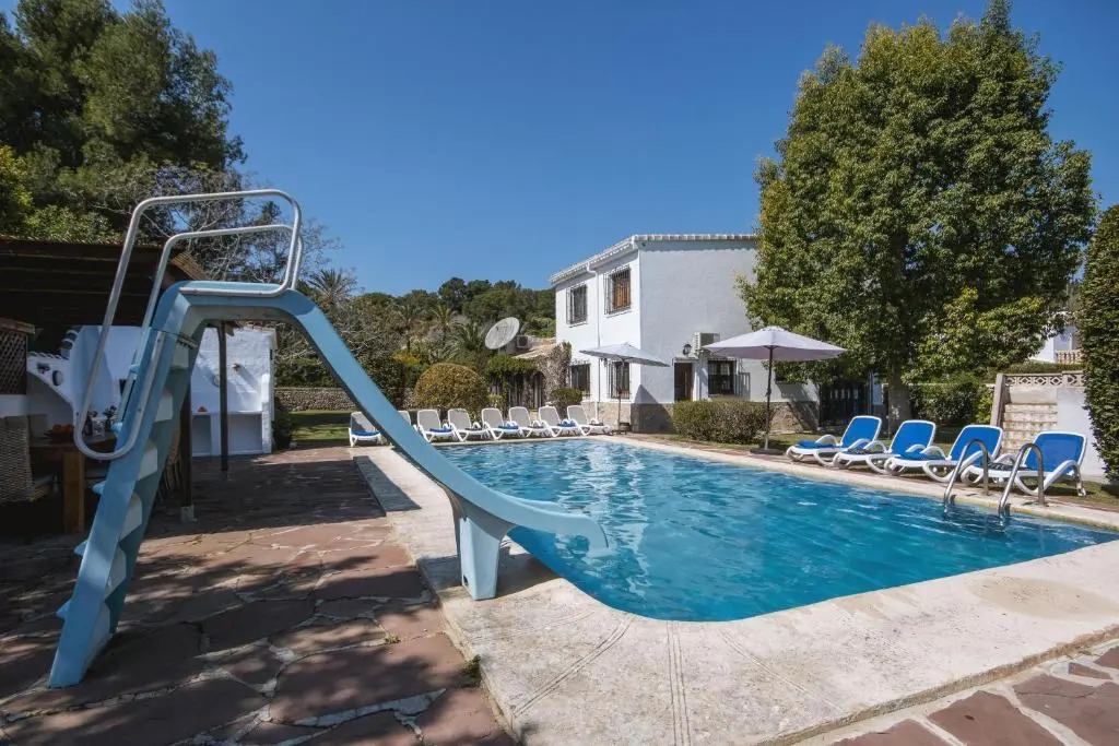 Villa Escocia by Aguilarent