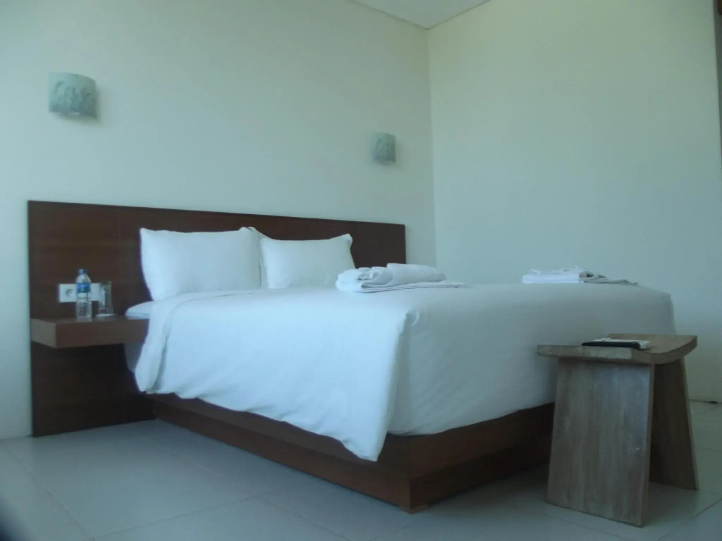 L Bajo Hotel