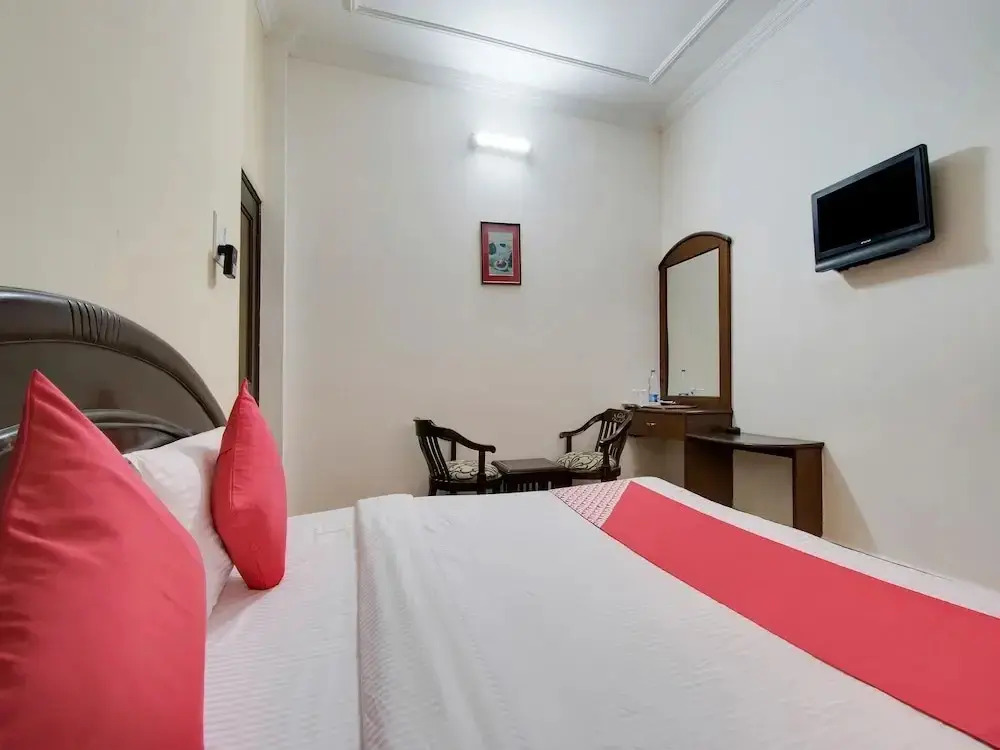 Hotel White House By OYO Rooms