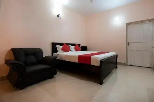 Chandra Manor by OYO Rooms