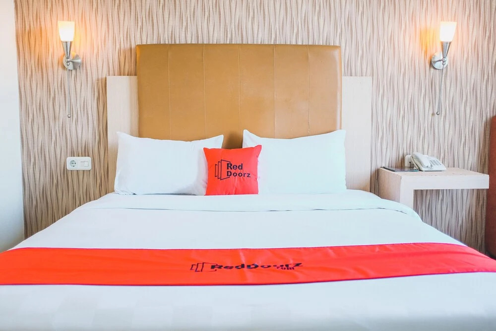 RedDoorz Plus near Mall Panakukang