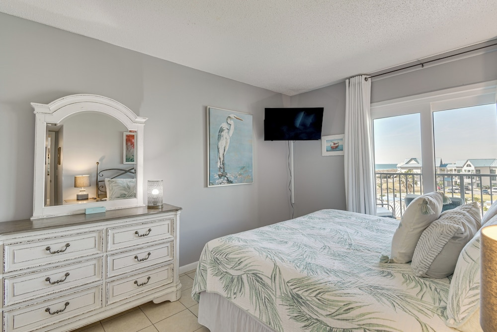 Gulf Highlands Getaway w/ 6 Pools & Beach Access