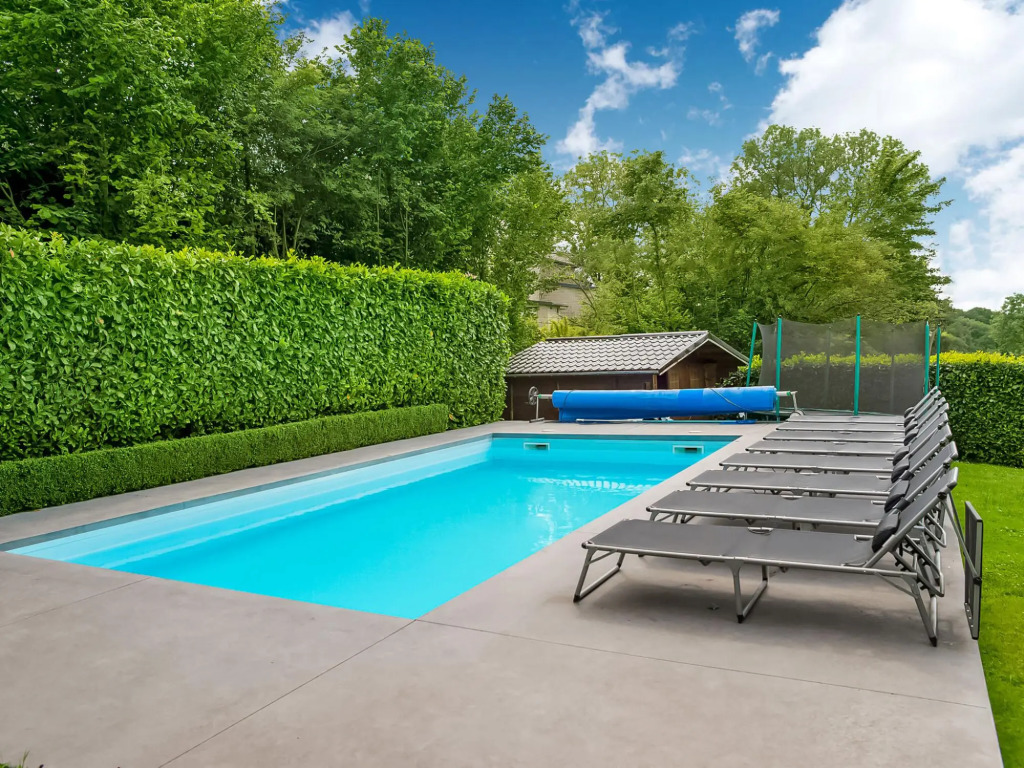 Family Escape with Pool