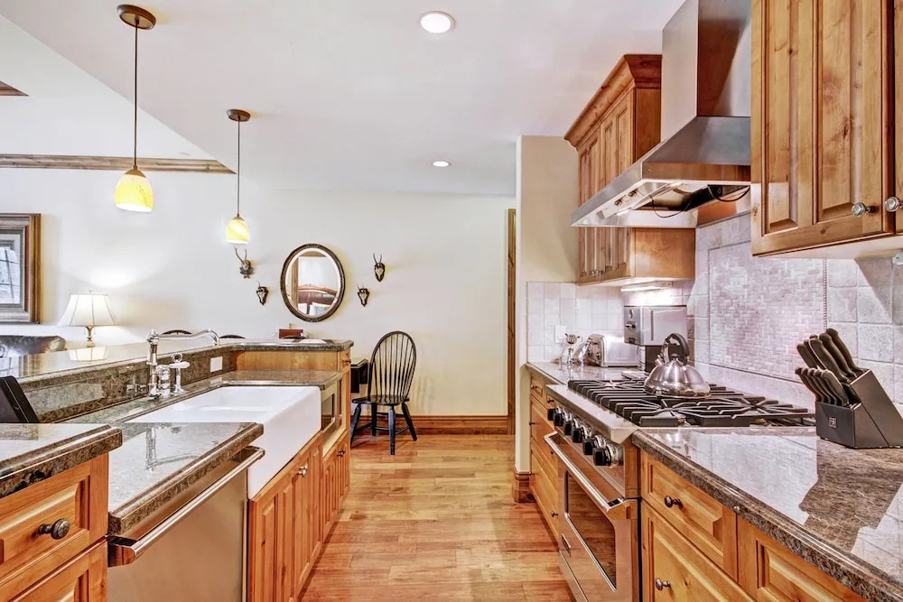 Luxury 1bed/2bath  At The Arrabelle 1 Bedroom Condo by RedAwning