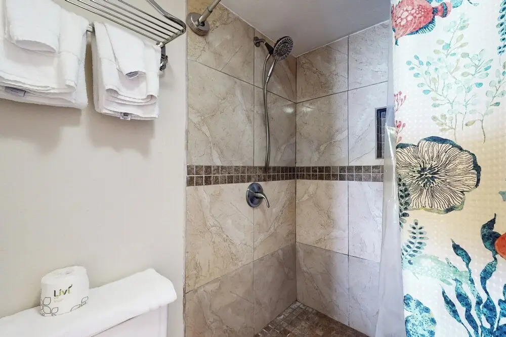 10th-floor 3BR Beachfront Condo w/ Views & Pool