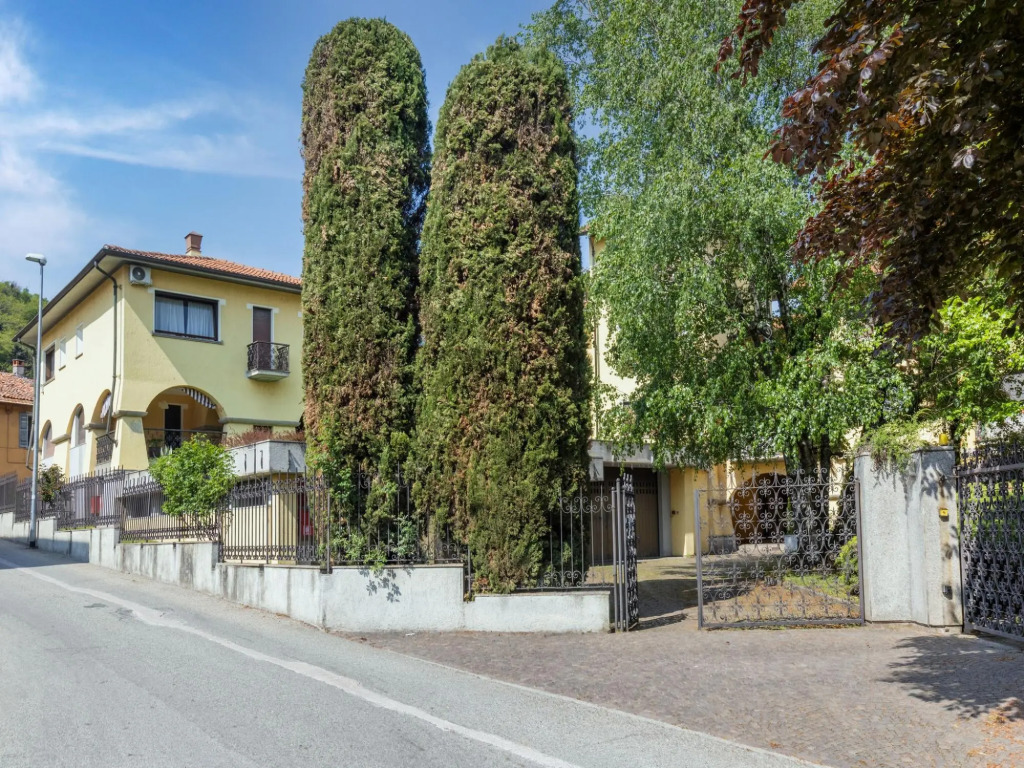 Snug apartment in Lesa with balcony