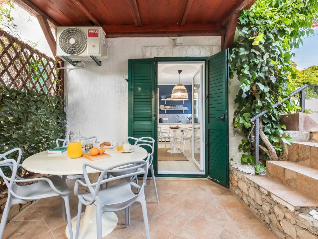 Apartment in Slatine Near the Sea Beach