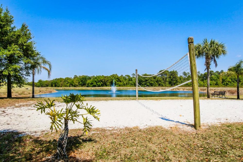 Friendly Condo With Shared Pool and Hot Tub, High-speed Wifi, and Central AC
